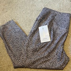 NWT Athleta Stash 7/8 Tight legging